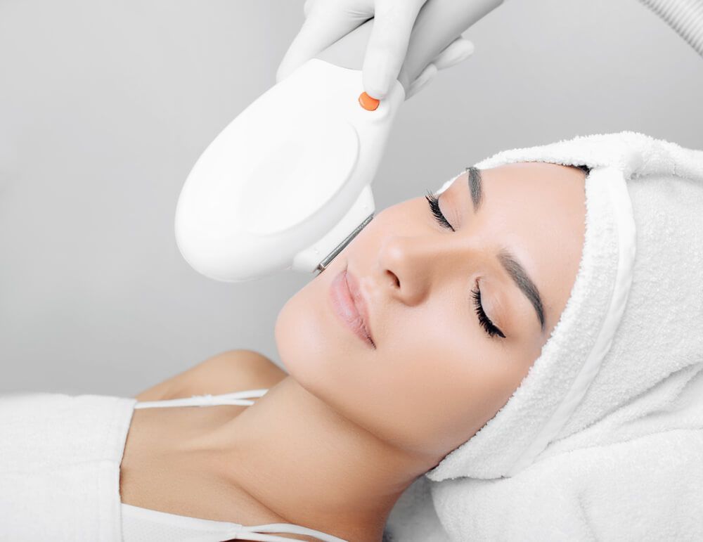 Tratament cu laser pentru strângerea pielii faciale